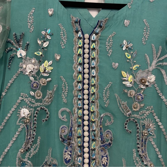 Pakistani Shalwaar Kameez 3 piece suit (fancy) - Picture 2 of 9